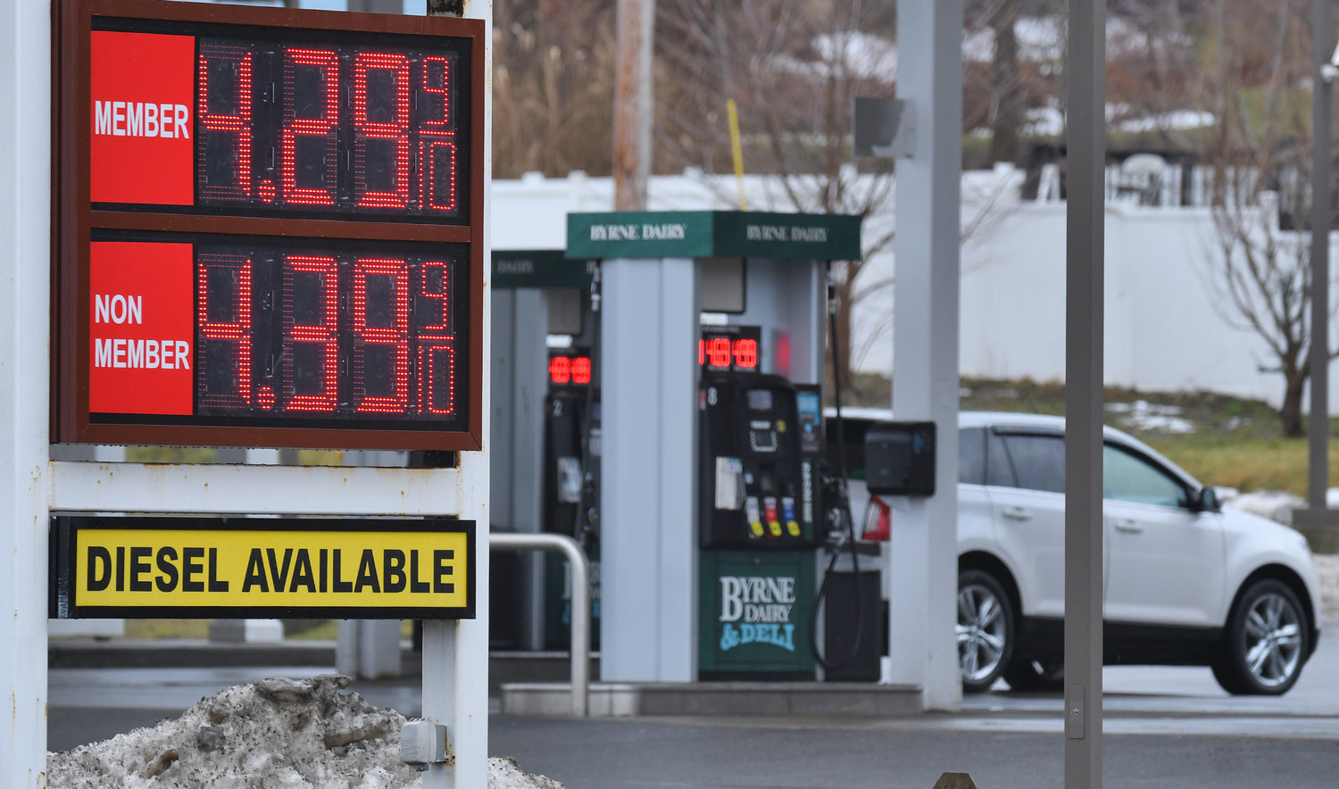 Weekend motorists' gas prices continue to rise. 