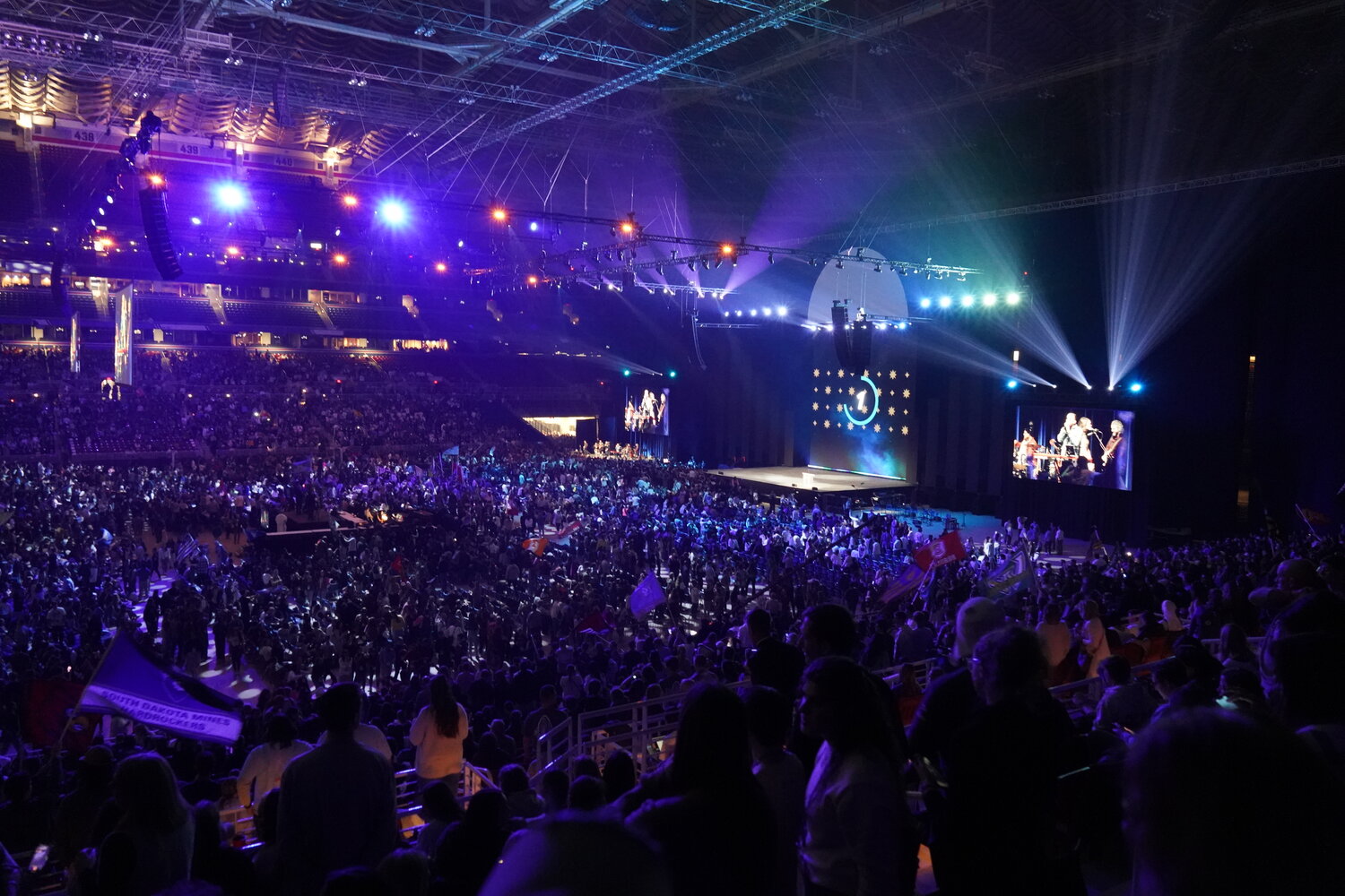 Equipe organizando evento católico