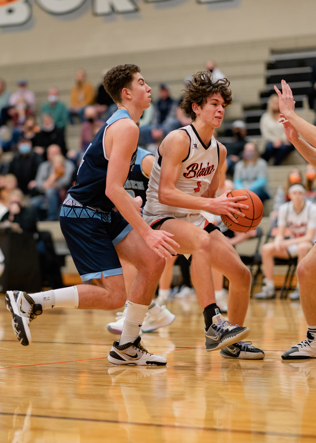 Lucas Smith with the ball in Borderites loss to the Lyncs Monday. The game ended with a 64-51 score.