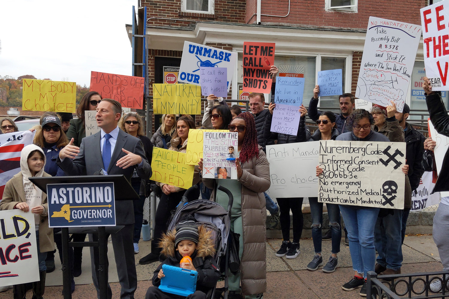 Republican gubernatorial candidate and former Westchester County executive Rob Astorino rallied against Assemblyman Jeffrey Dinowitz’s child vaccine mandate outside the lawmaker’s Kingsbridge Avenue office earlier this month. Cameras caught two protesters displaying what has been described as anti-Semitic imagery during the rally — a swastika emblazoned on a sign, and a man wearing a gold Star of David patch.