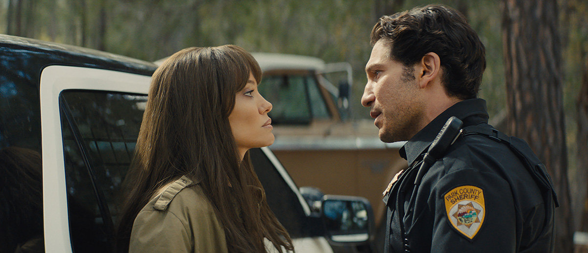 (L-R) Hannah (Angelina Jolie) and Ethan (Jon Bernthal) star in “Those Who Wish Me Dead.”